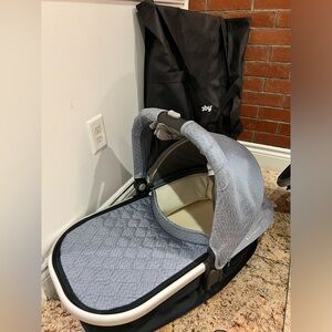 UPPAbaby bassinet in Henry color and storage bag. 2018.